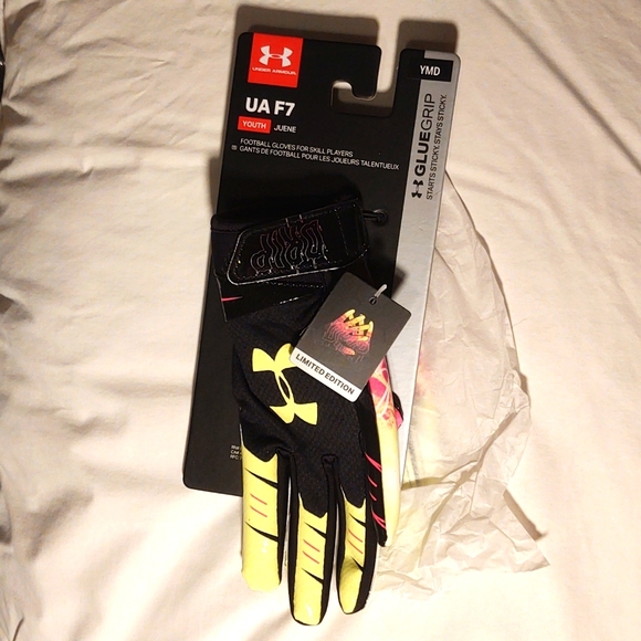 Limited Edition Under Armour Football Gloves - Picture 3 of 3